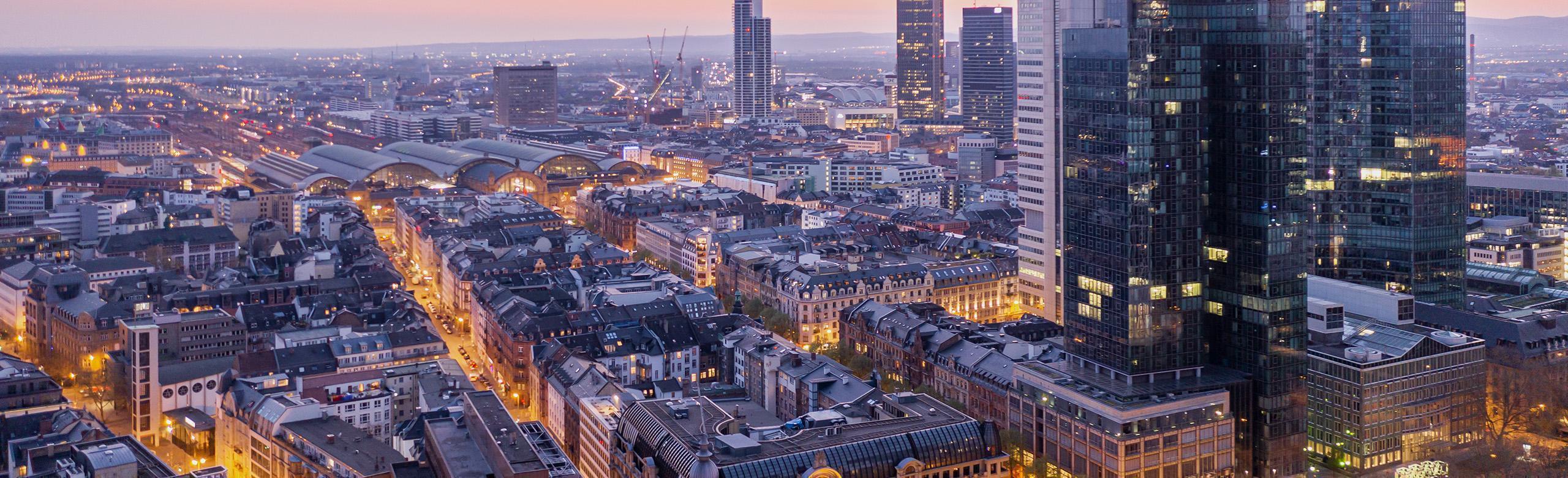 Image de drone montrant des tours et des bâtiments du centre-ville de Francfort.